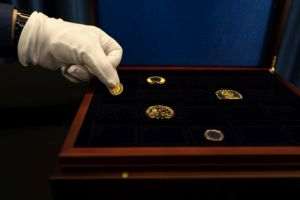 Preţurile bunurilor cresc în monedă convenţională, dar scad raportat la aur